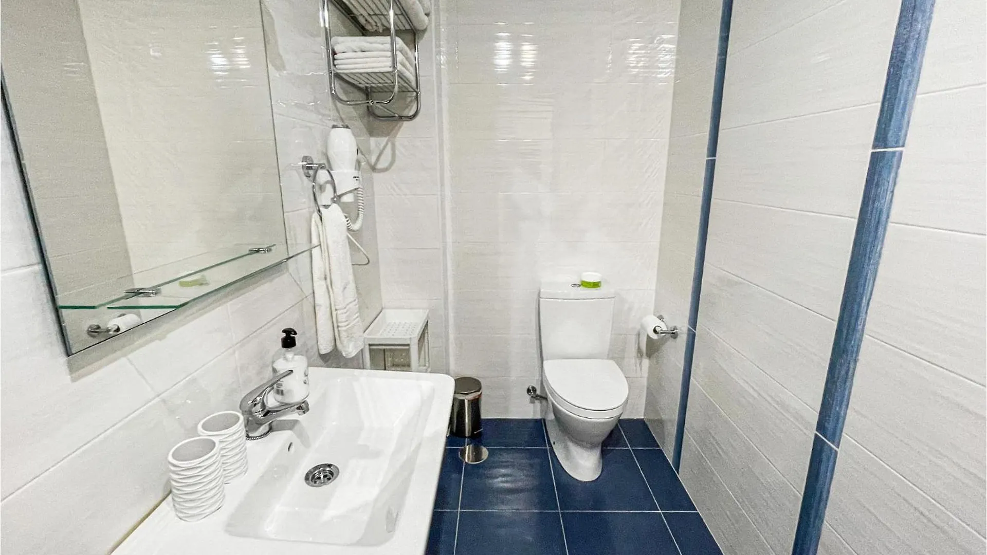 Gorgeous Apartment In Estepona With Kitchen