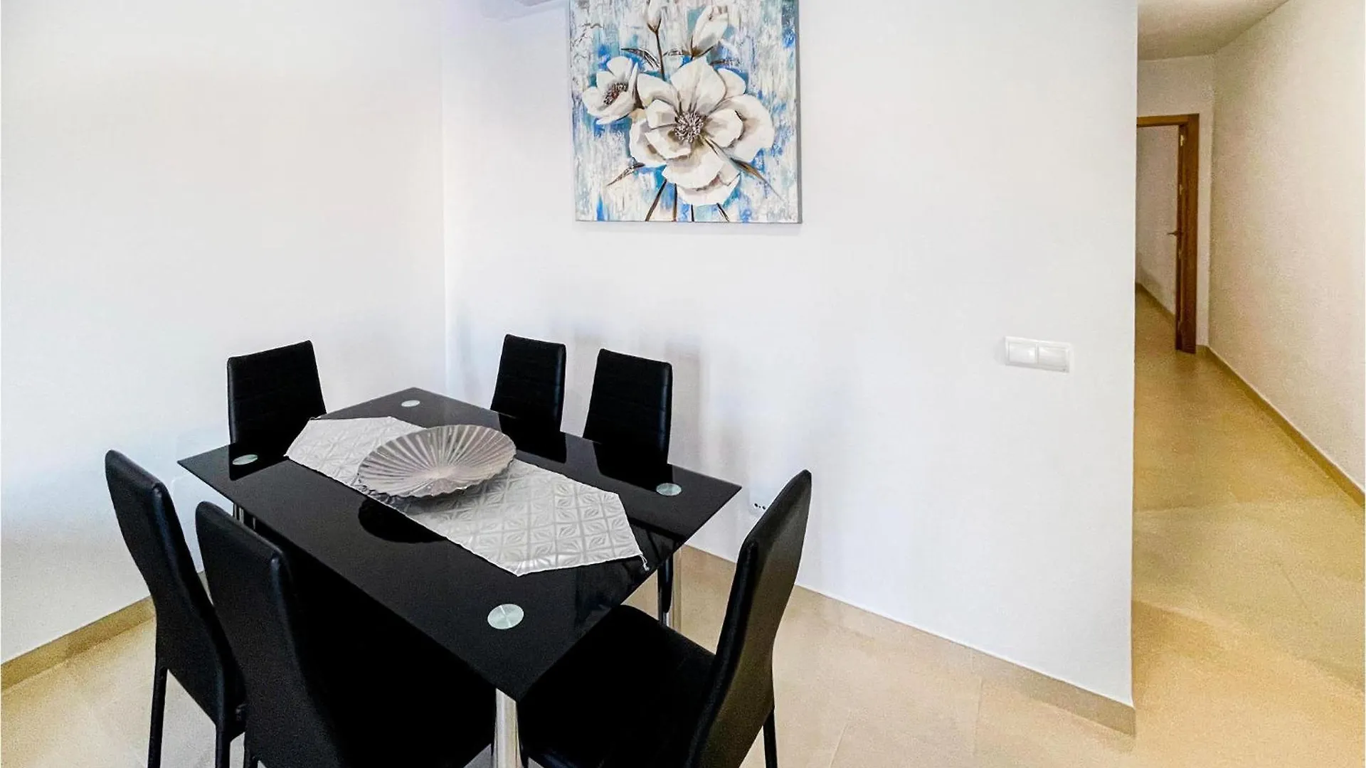 Gorgeous Apartment In Estepona With Kitchen 0*,